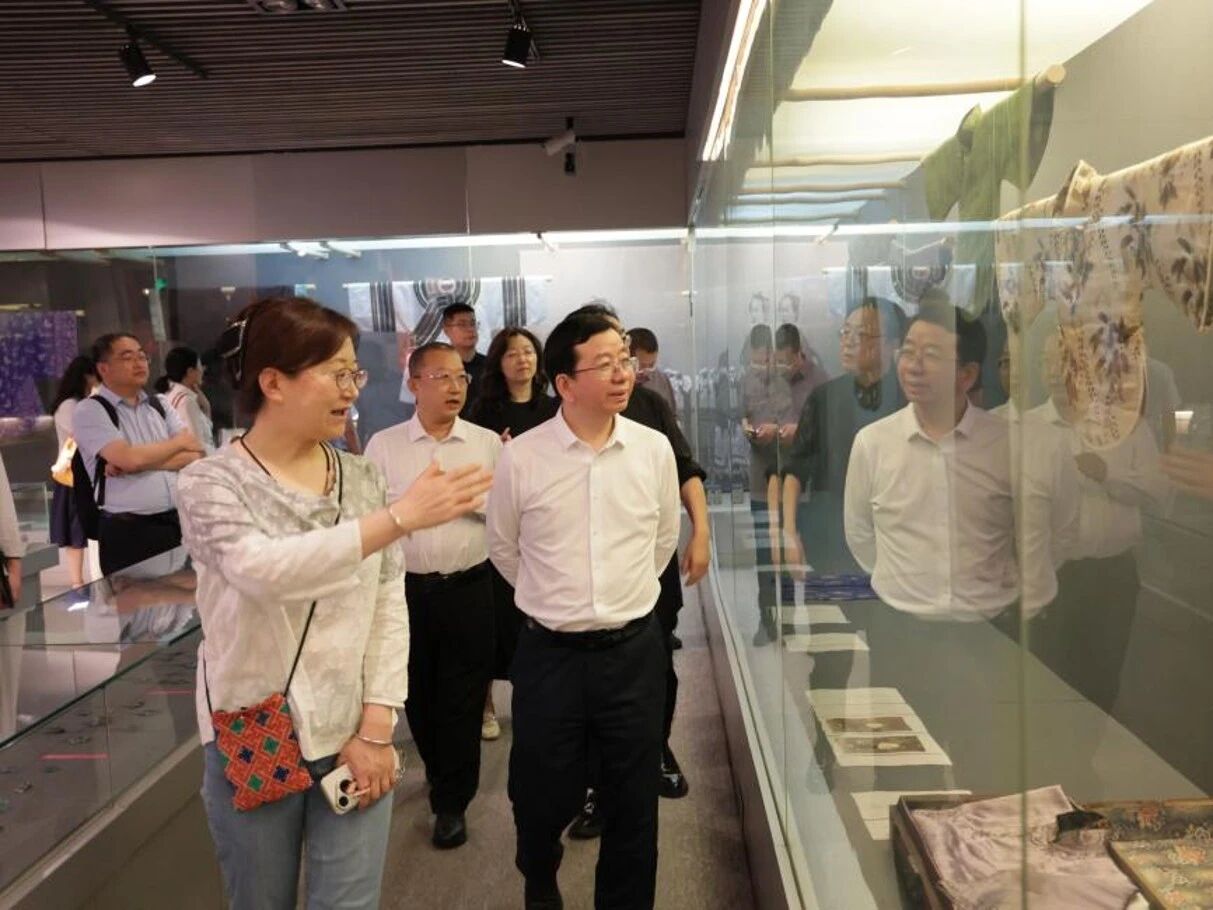 院长邹游出席座谈会